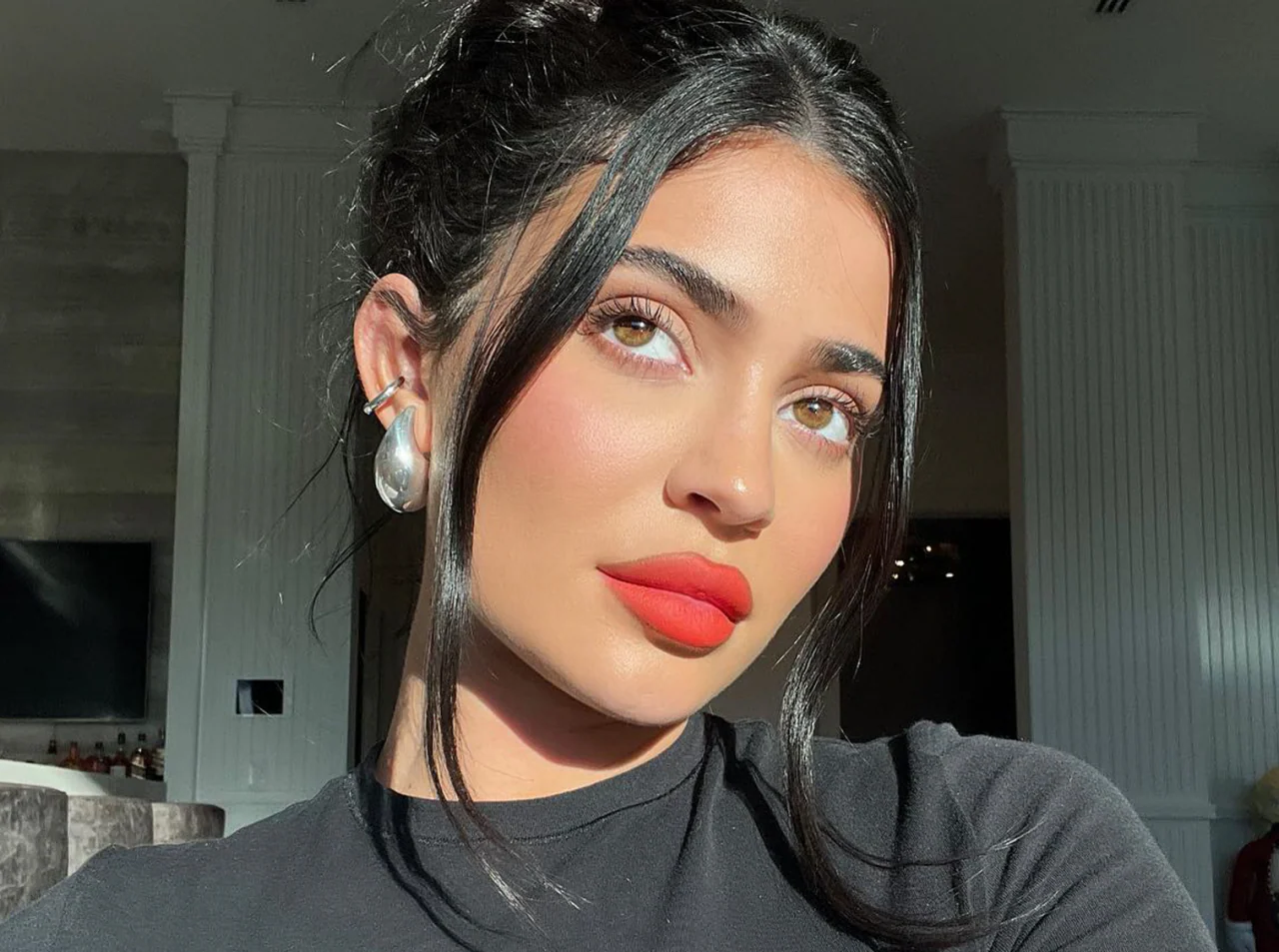 Kylie's Bright & Bold Look - Image 2